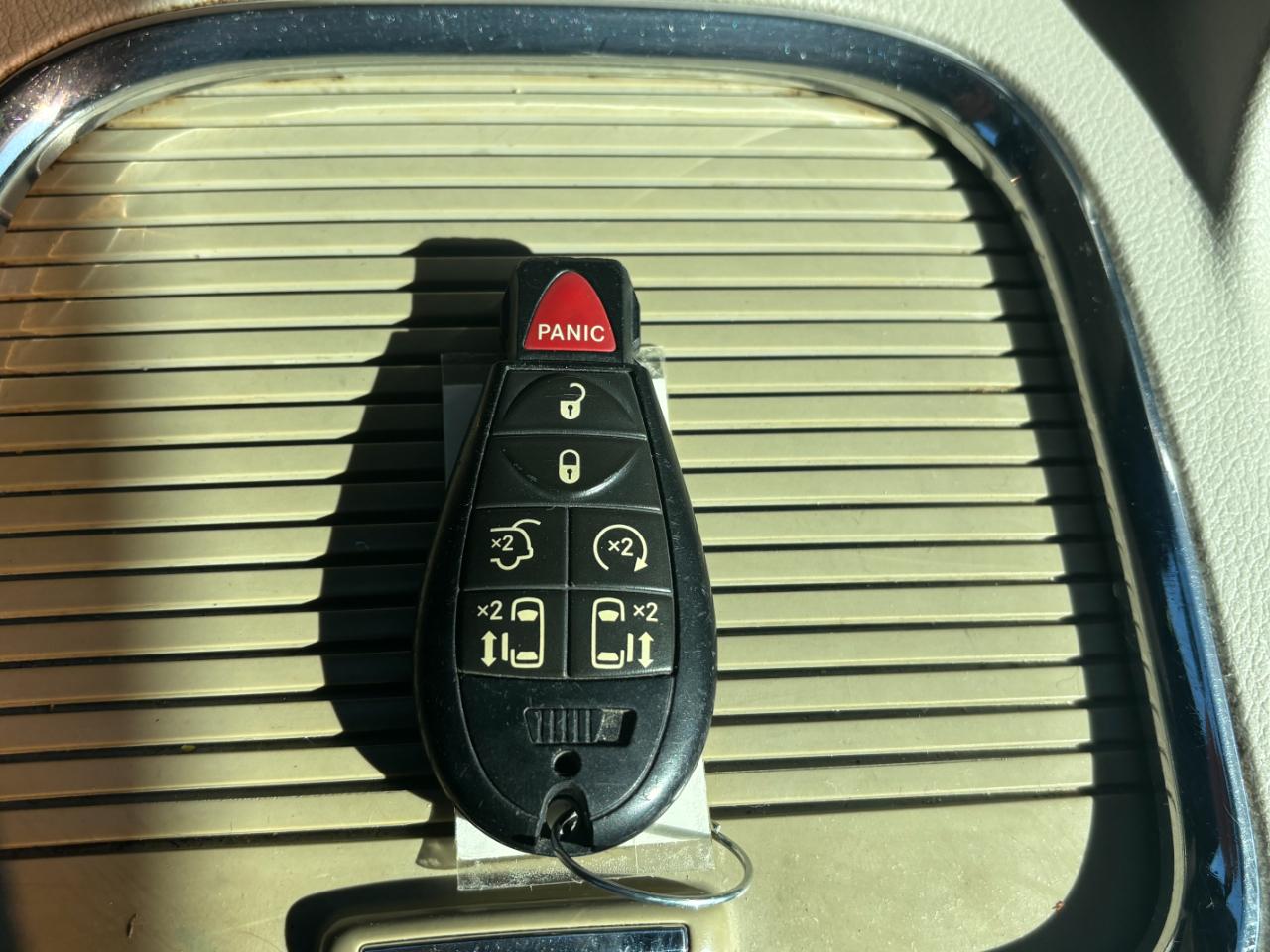 Chrysler Town & Country 4dr Wgn Touring-L 30th Anniversary 2014