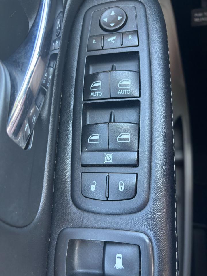 Chrysler Town & Country 4dr Wgn Touring-L 30th Anniversary 2014