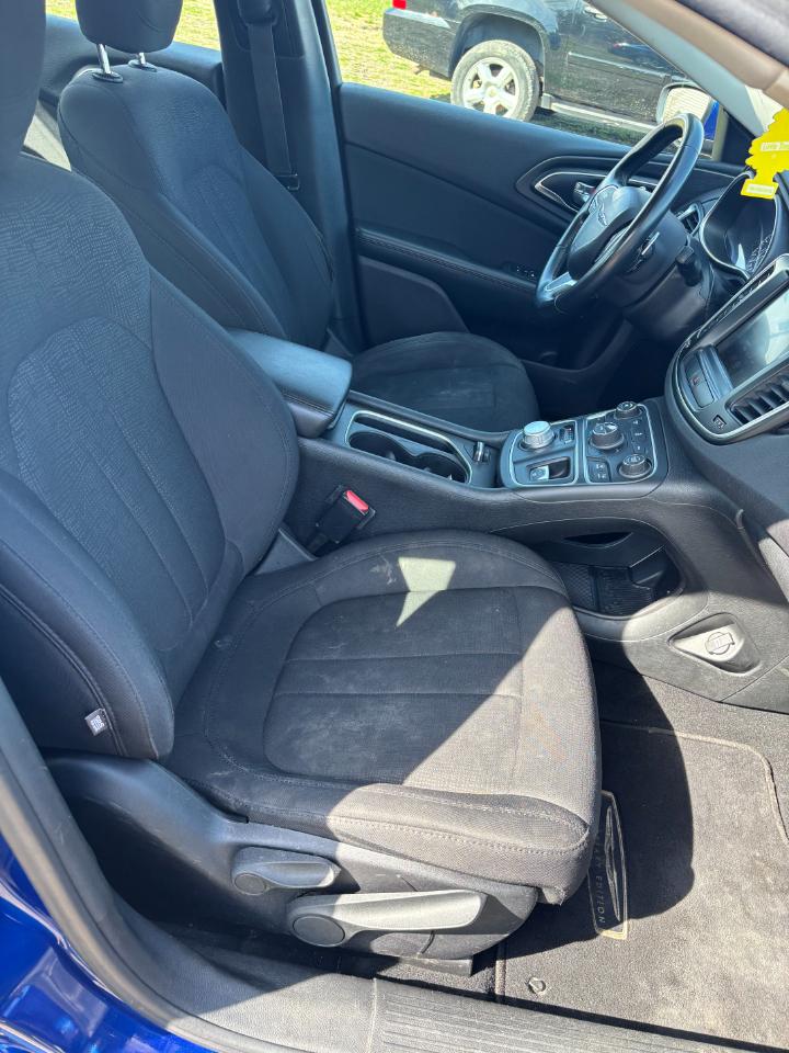 Chrysler 200 4dr Sdn Limited FWD 2016