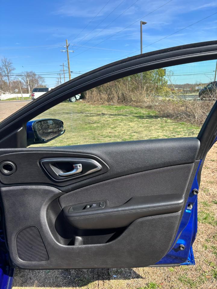 Chrysler 200 4dr Sdn Limited FWD 2016