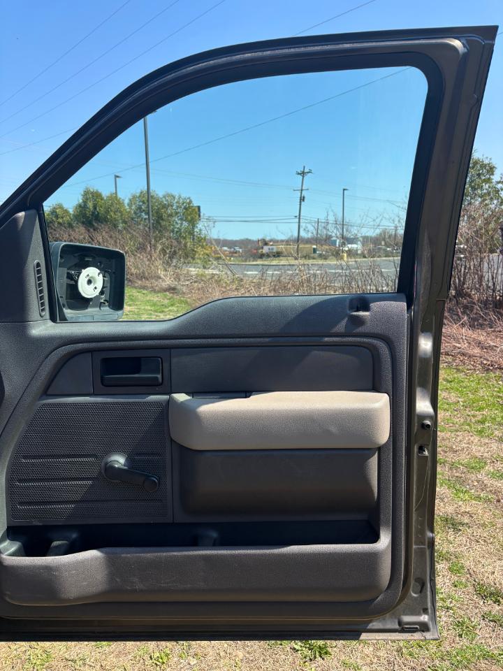 Ford F-150 2WD Reg Cab 145" XLT w/Midbox Prep 2009