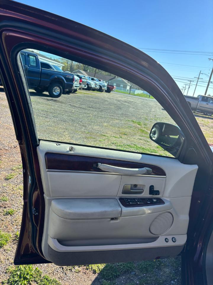 Lincoln Town Car 4dr Sdn Signature 2004