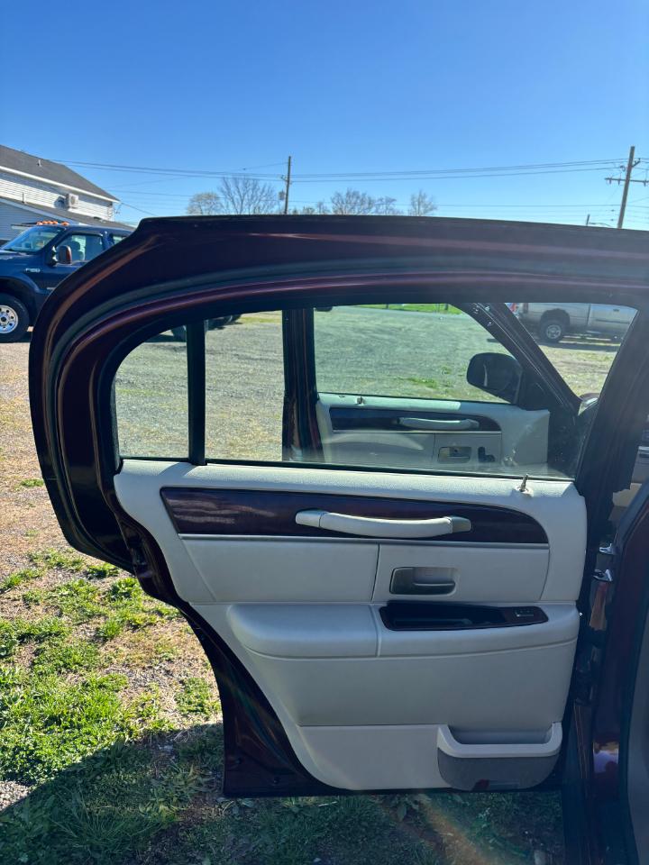 Lincoln Town Car 4dr Sdn Signature 2004