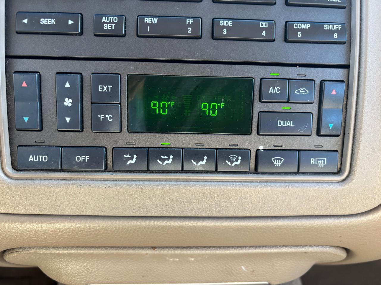 Lincoln Town Car 4dr Sdn Signature 2004