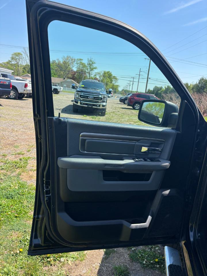 RAM 1500 Big Horn Crew Cab 4WD 2016