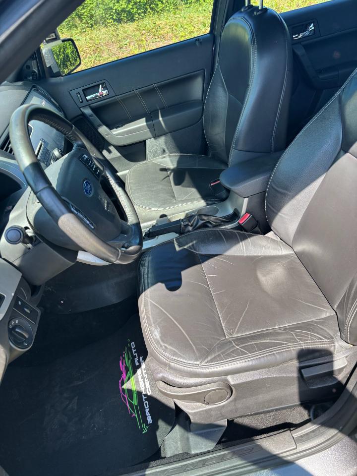 Ford Focus 4dr Sdn SES 2010