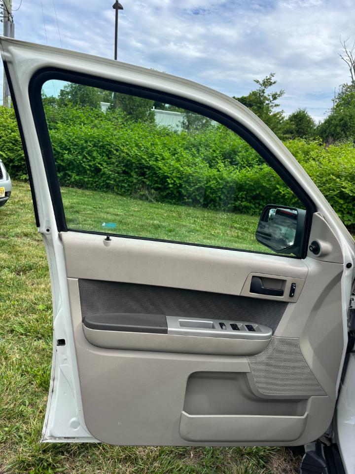 Ford Escape FWD 4dr XLT 2011