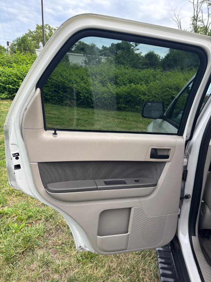 Ford Escape FWD 4dr XLT 2011