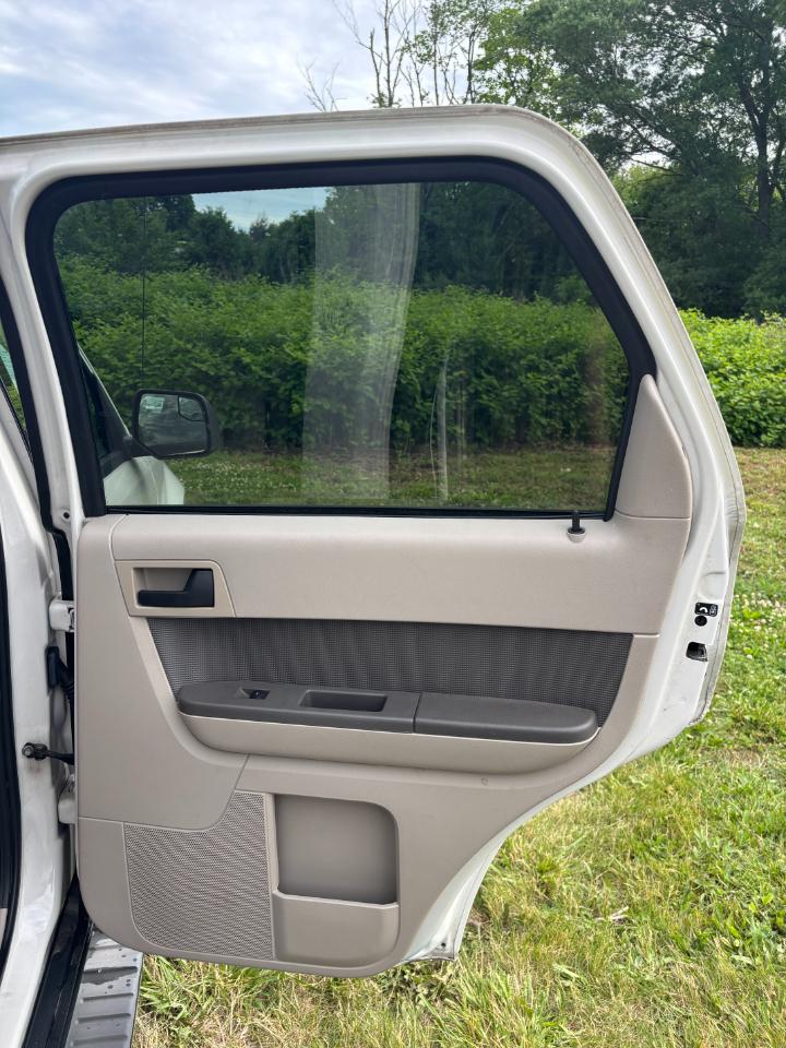 Ford Escape FWD 4dr XLT 2011
