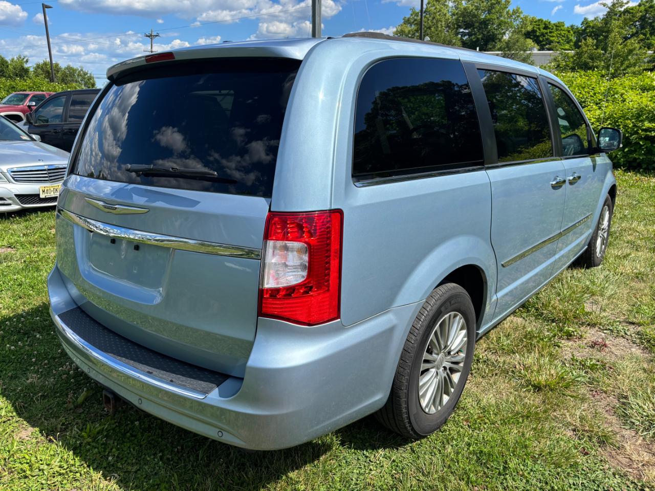 Chrysler Town & Country Touring-L 2013