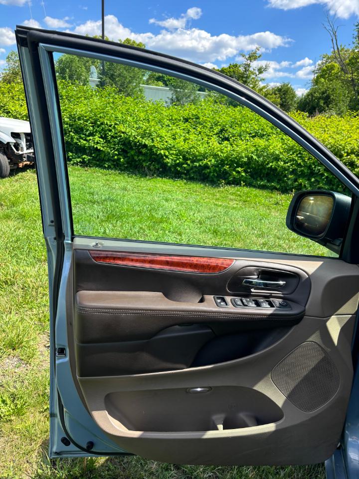 Chrysler Town & Country Touring-L 2013