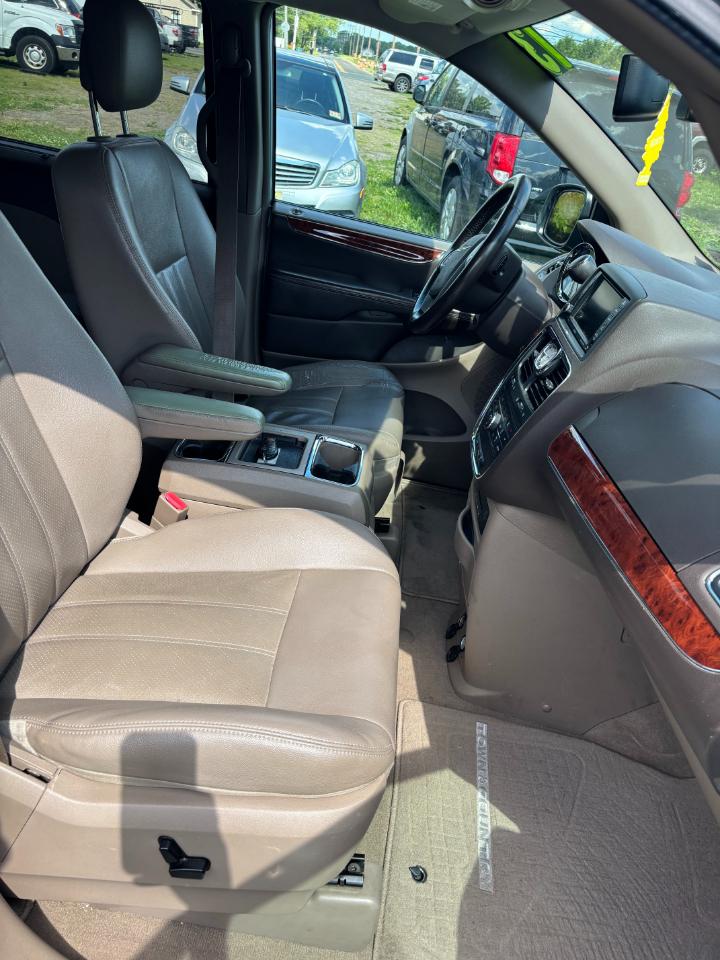 Chrysler Town & Country Touring-L 2013