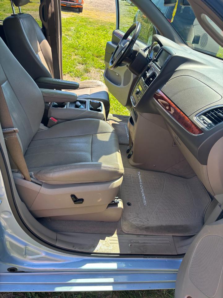 Chrysler Town & Country Touring-L 2013