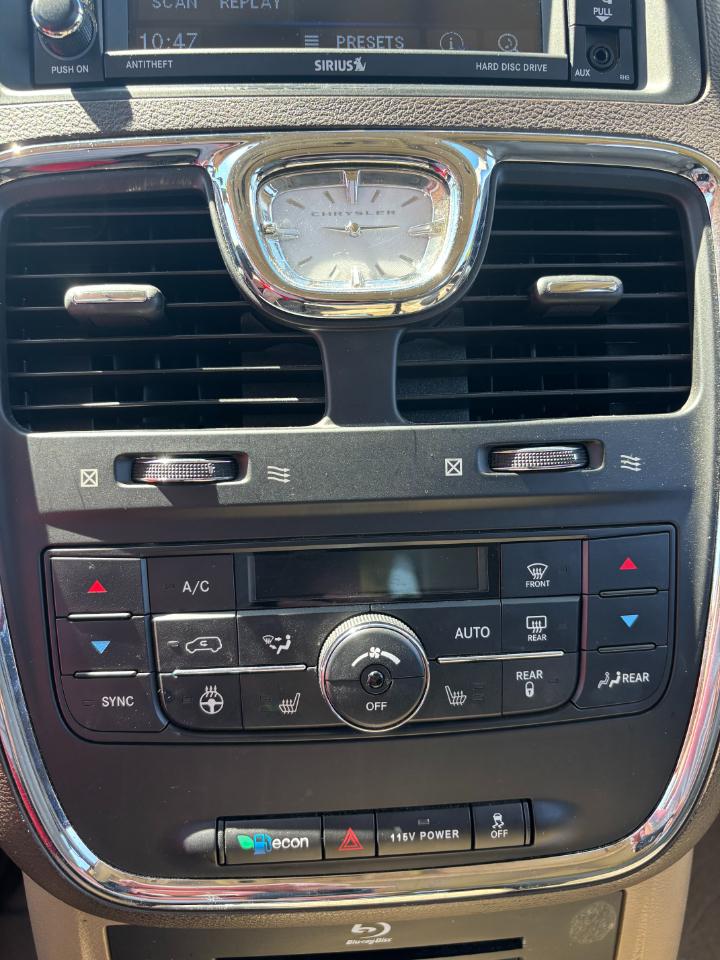Chrysler Town & Country Touring-L 2013