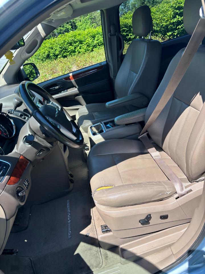 Chrysler Town & Country Touring-L 2013