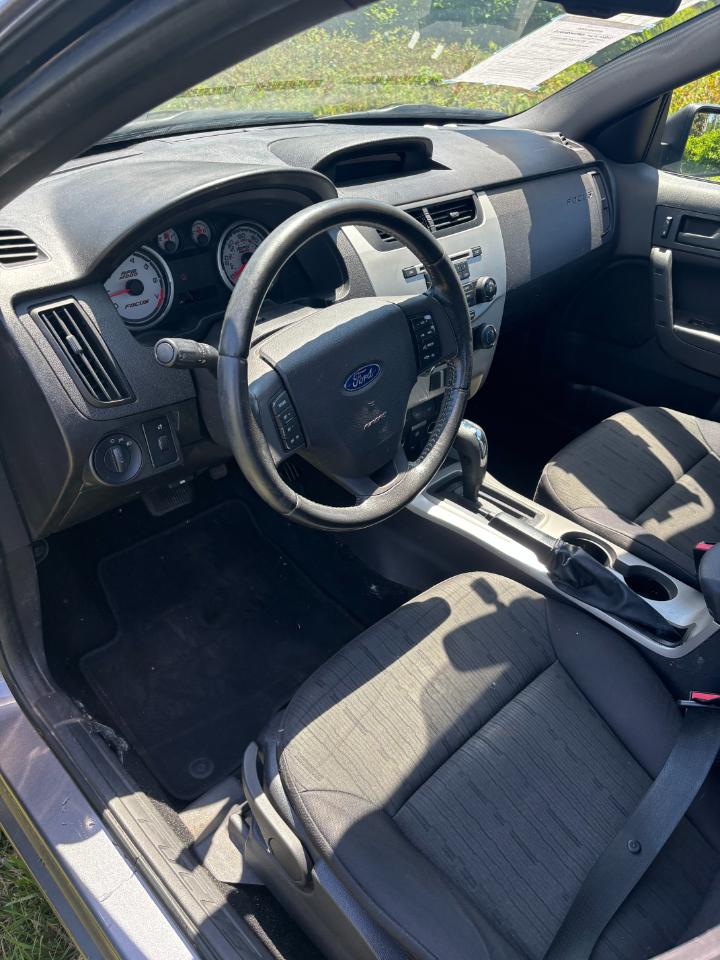 Ford Focus 4dr Sdn SE 2011