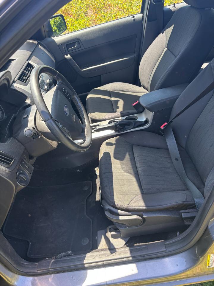 Ford Focus 4dr Sdn SE 2011