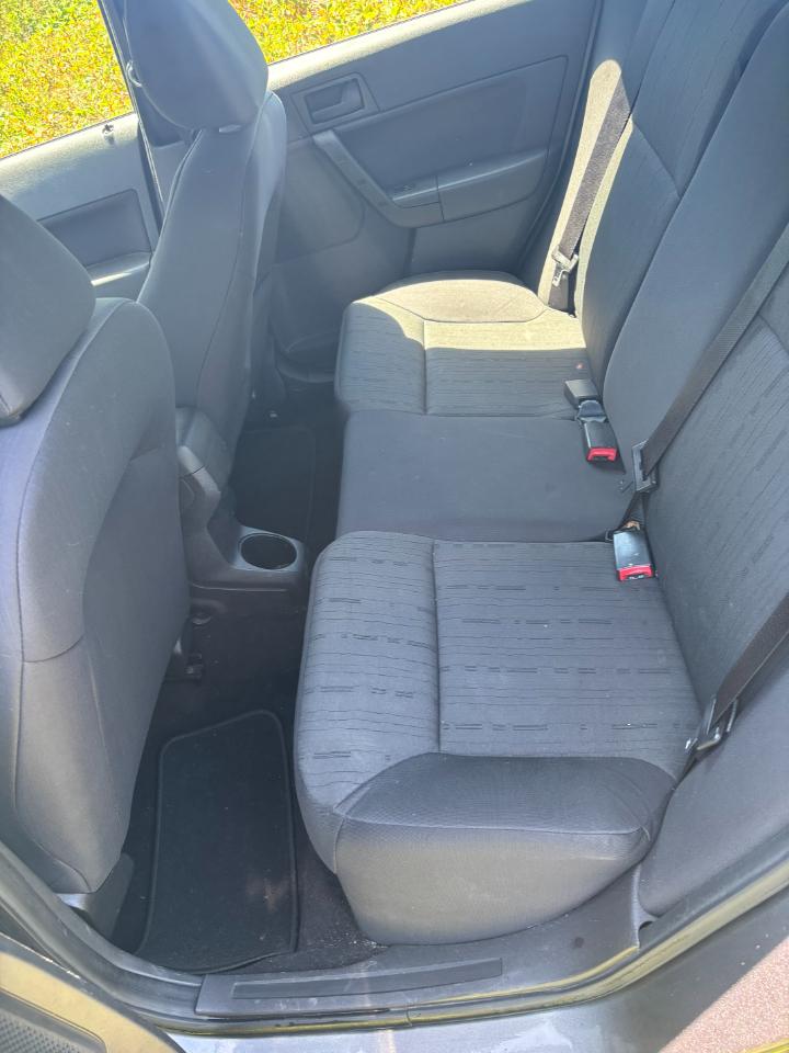 Ford Focus 4dr Sdn SE 2011