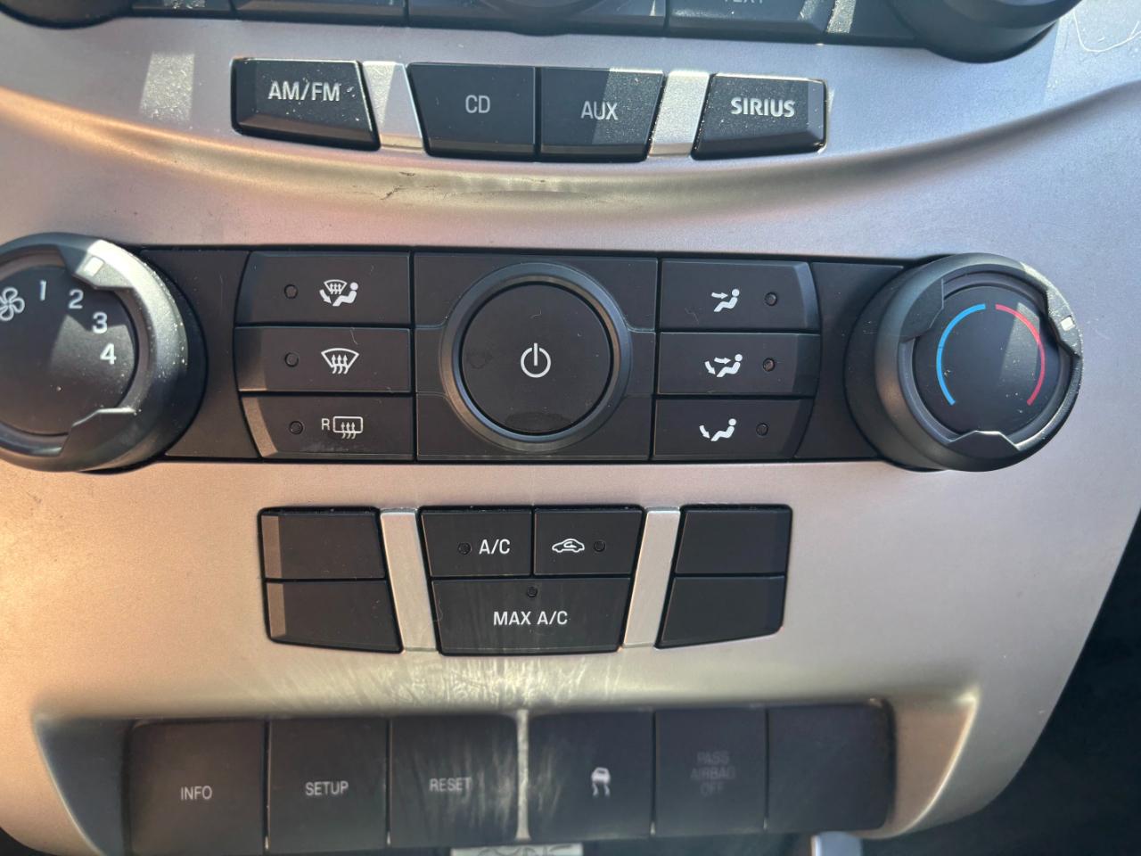 Ford Focus 4dr Sdn SE 2011