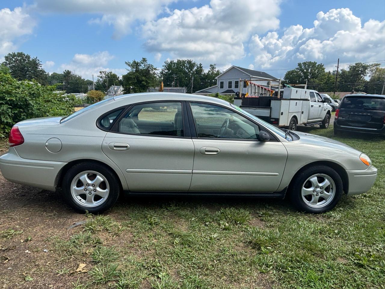 Ford Taurus 4dr Sdn SE 2006
