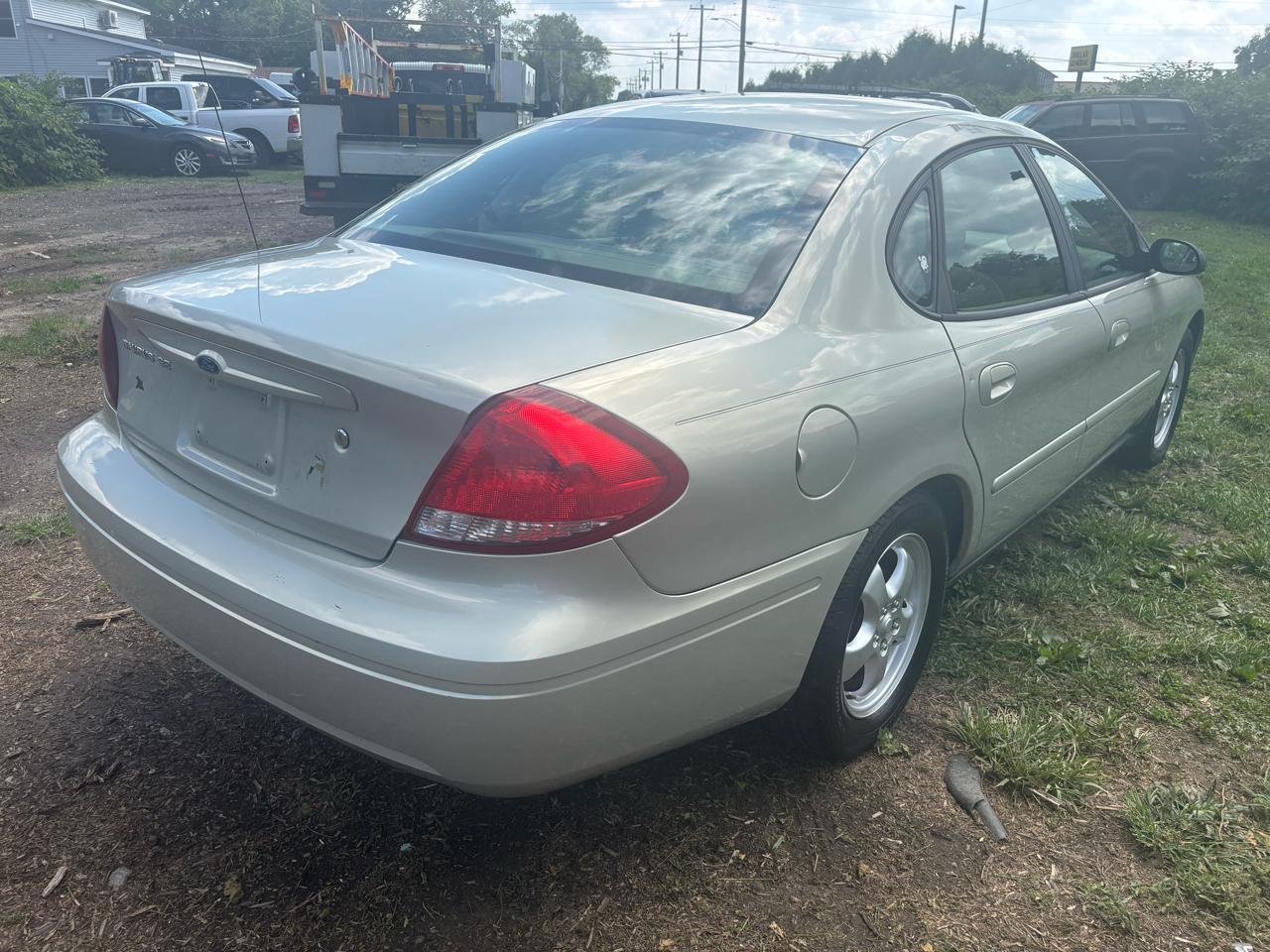 Ford Taurus 4dr Sdn SE 2006