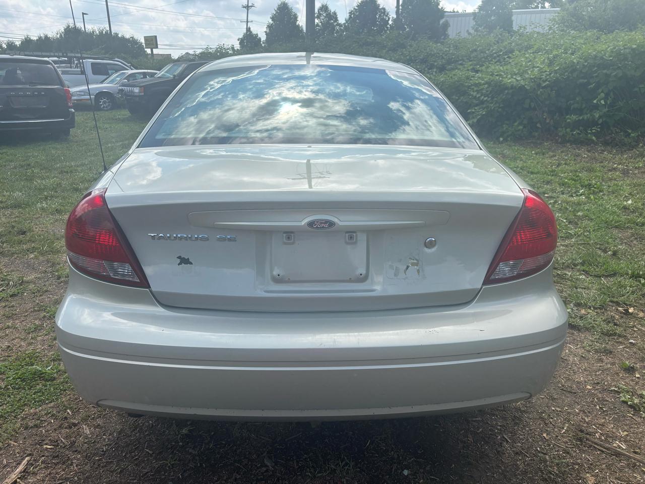 Ford Taurus 4dr Sdn SE 2006