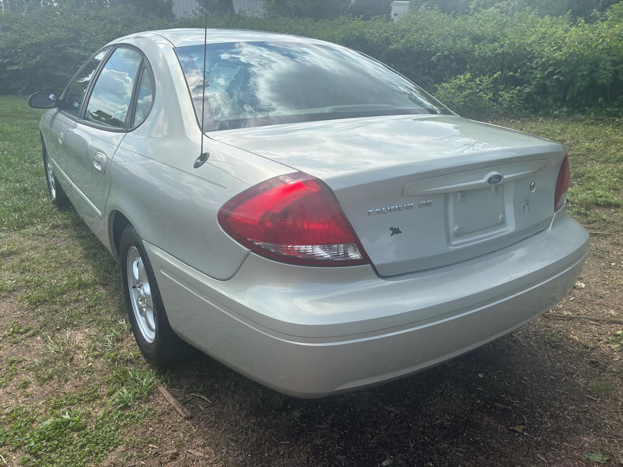 Ford Taurus 4dr Sdn SE 2006