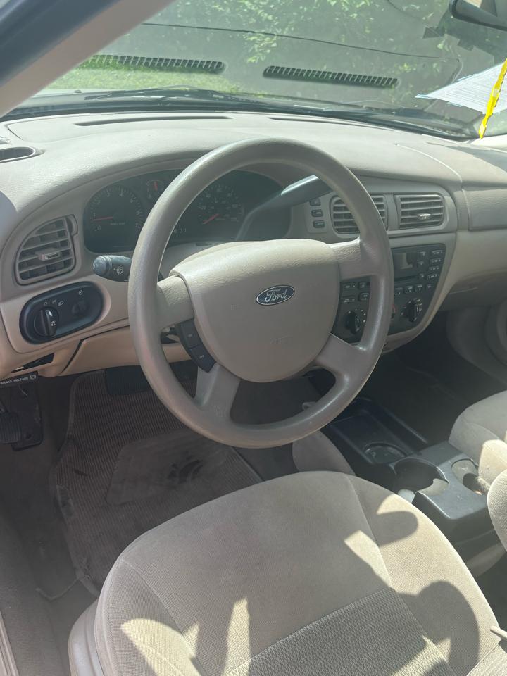 Ford Taurus 4dr Sdn SE 2006