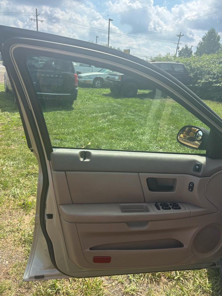 Ford Taurus 4dr Sdn SE 2006