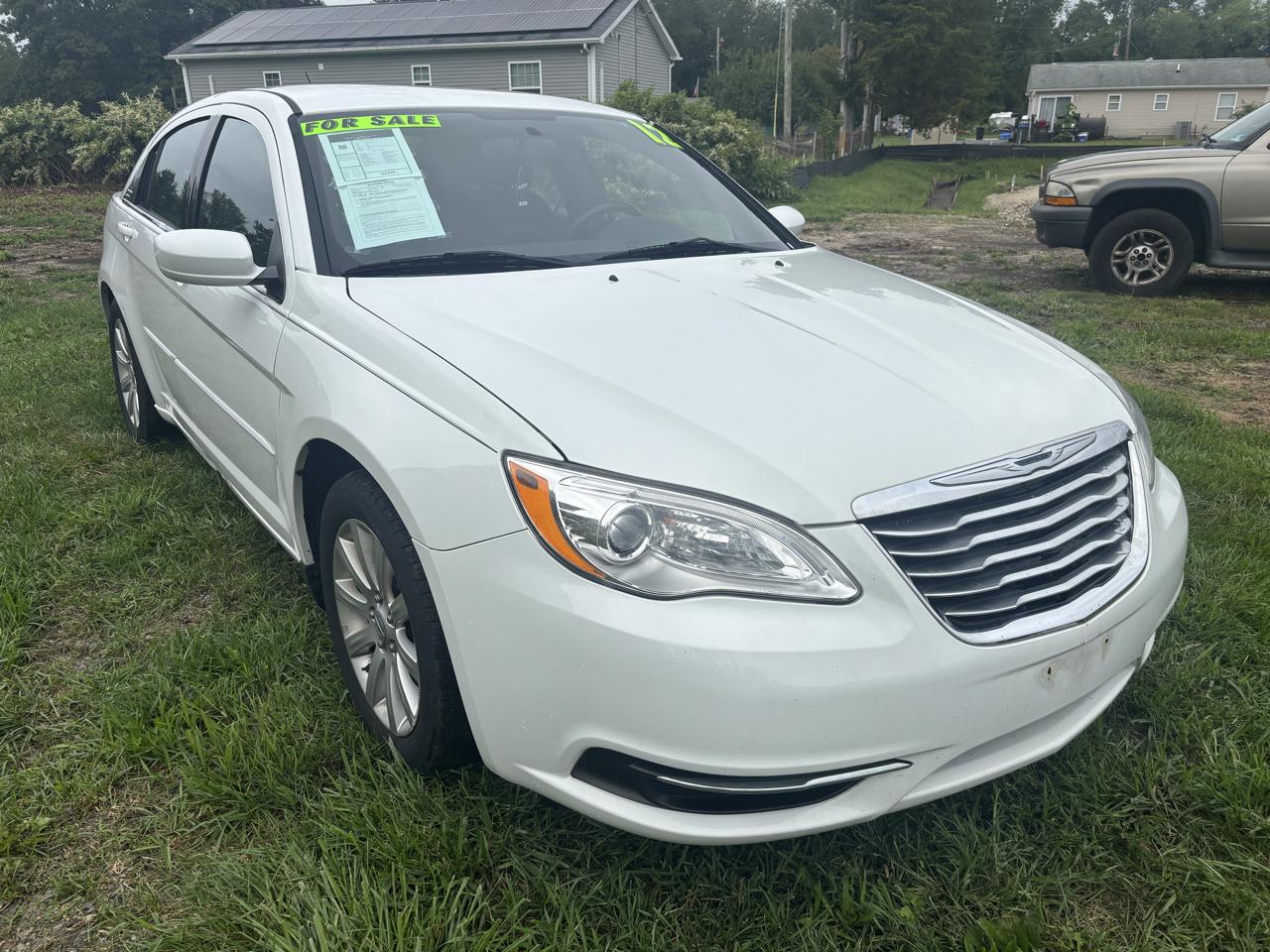 Chrysler 200 4dr Sdn Touring 2012