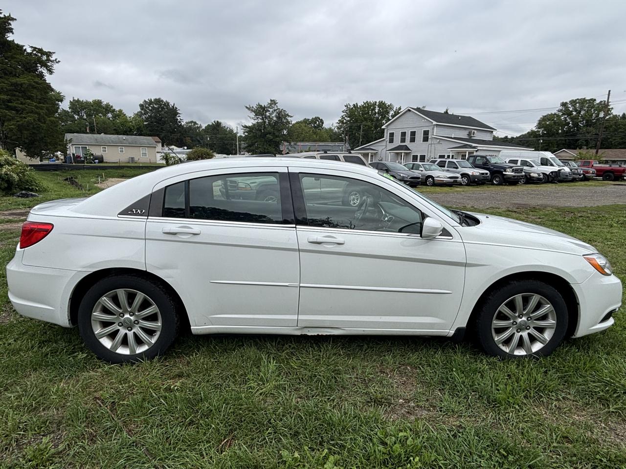 Chrysler 200 4dr Sdn Touring 2012