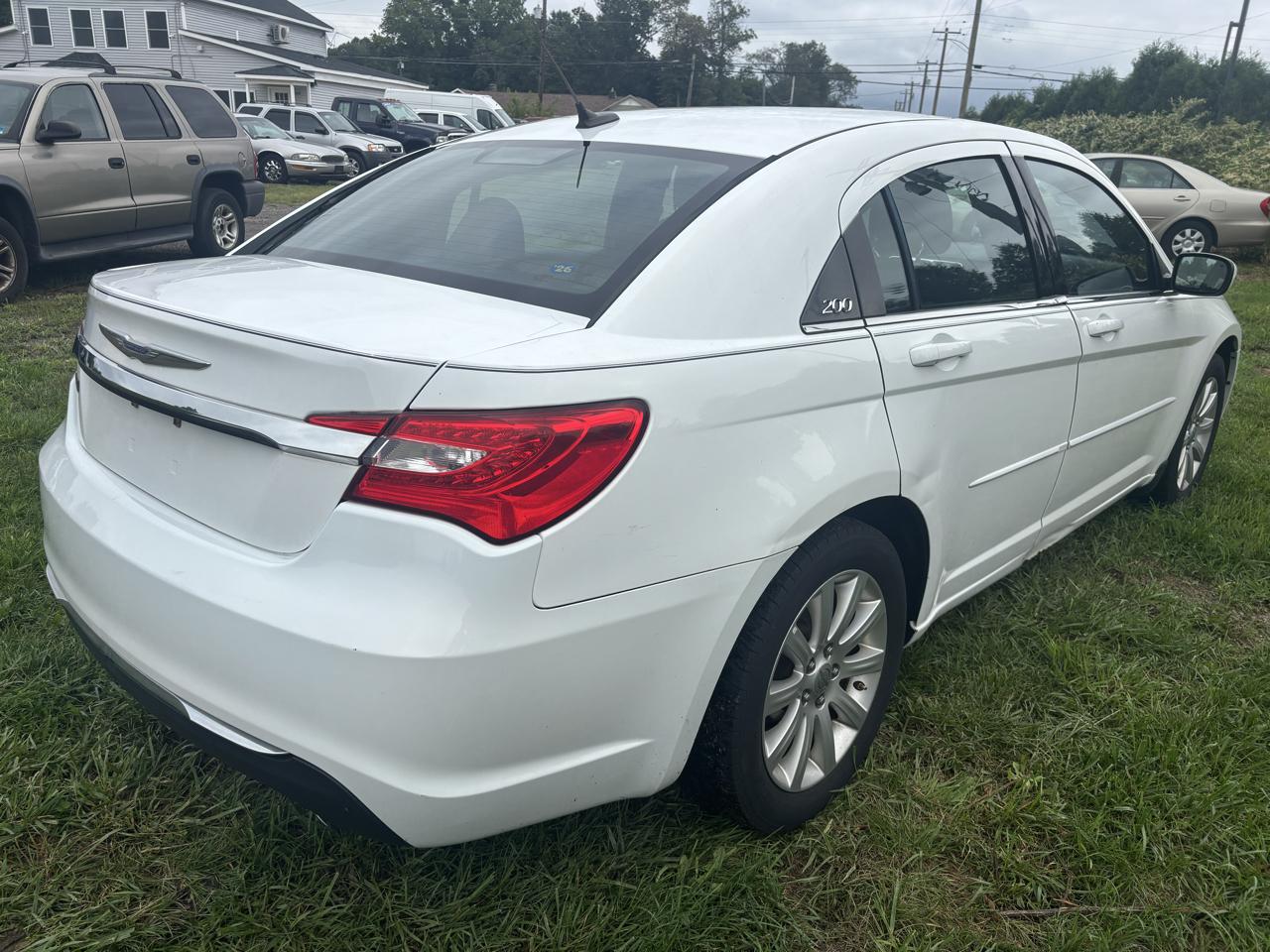 Chrysler 200 4dr Sdn Touring 2012