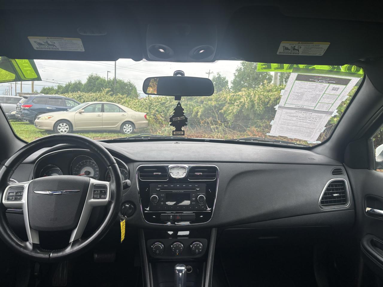 Chrysler 200 4dr Sdn Touring 2012