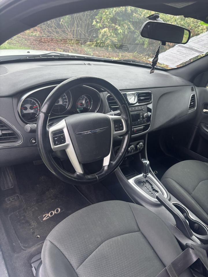 Chrysler 200 4dr Sdn Touring 2012