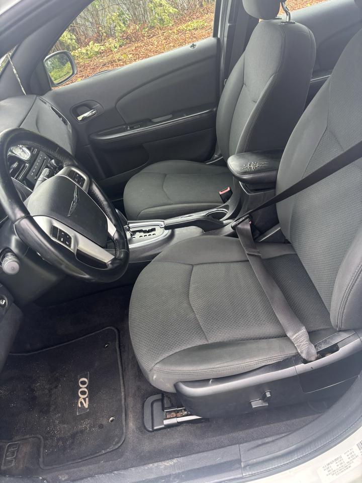 Chrysler 200 4dr Sdn Touring 2012