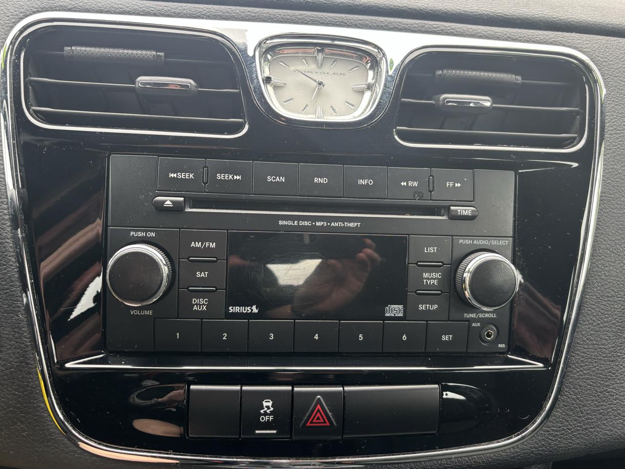 Chrysler 200 4dr Sdn Touring 2012