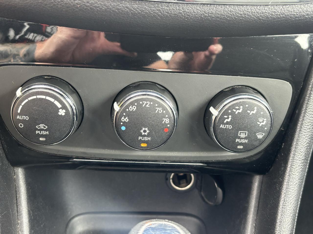 Chrysler 200 4dr Sdn Touring 2012