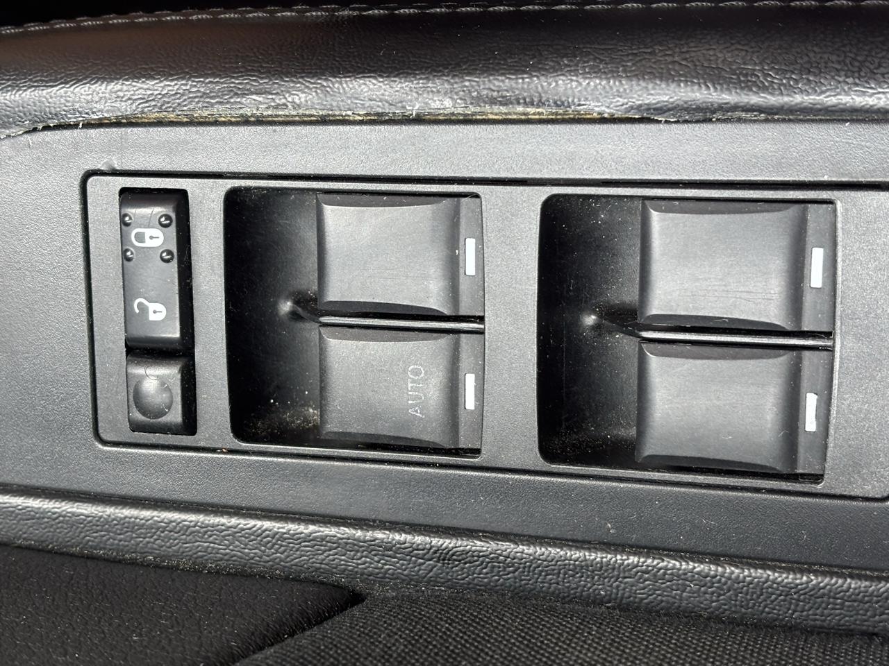 Chrysler 200 4dr Sdn Touring 2012