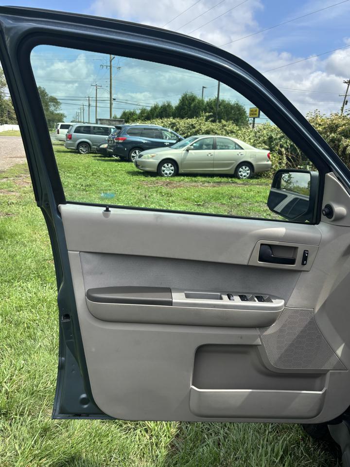 Ford Escape FWD 4dr XLT 2011