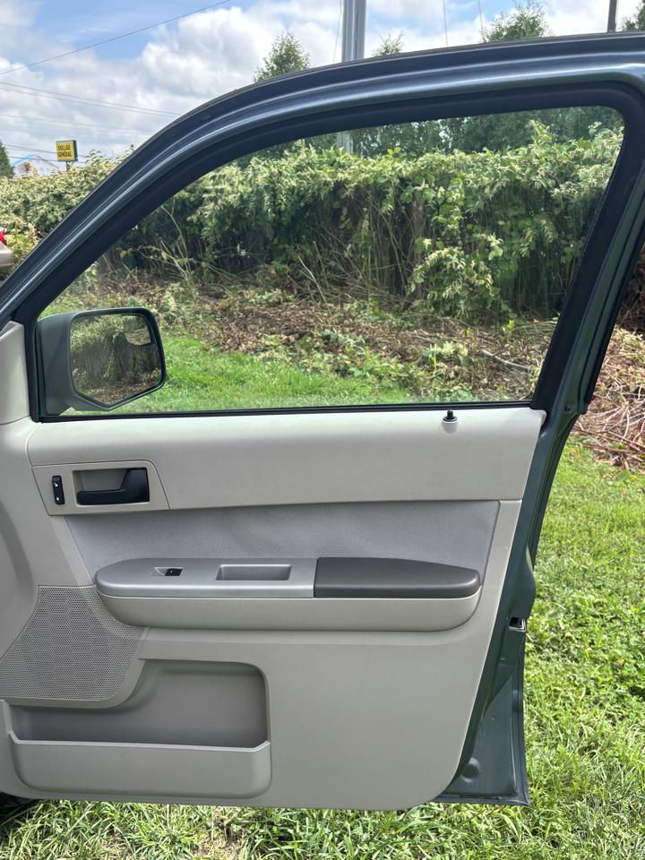 Ford Escape FWD 4dr XLT 2011