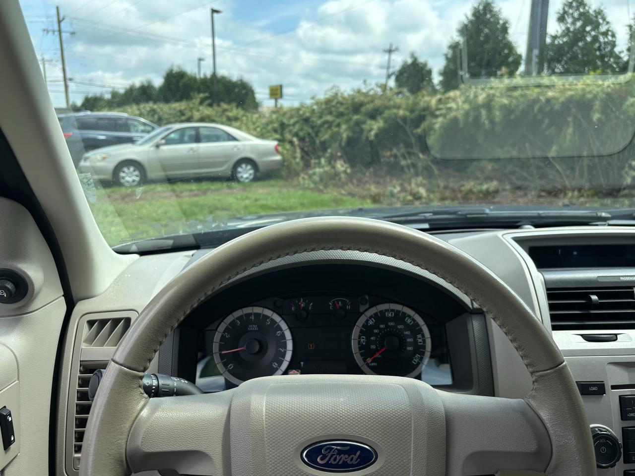 Ford Escape FWD 4dr XLT 2011
