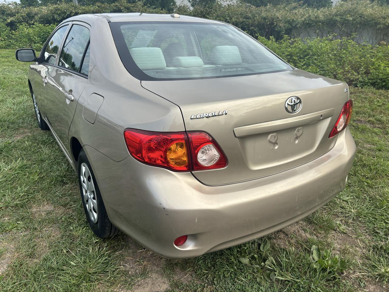 Toyota Corolla 4dr Sdn Man (Natl) 2010