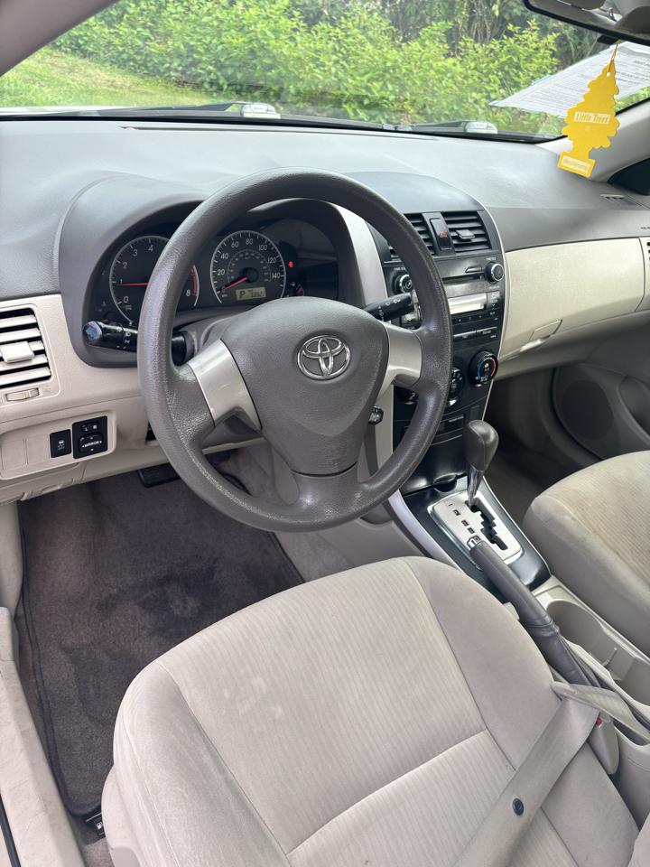 Toyota Corolla 4dr Sdn Man (Natl) 2010