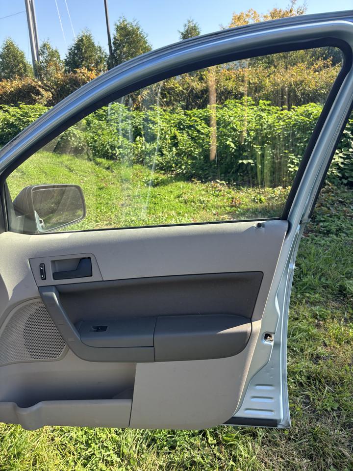 Ford Focus 4dr Sdn SE 2008