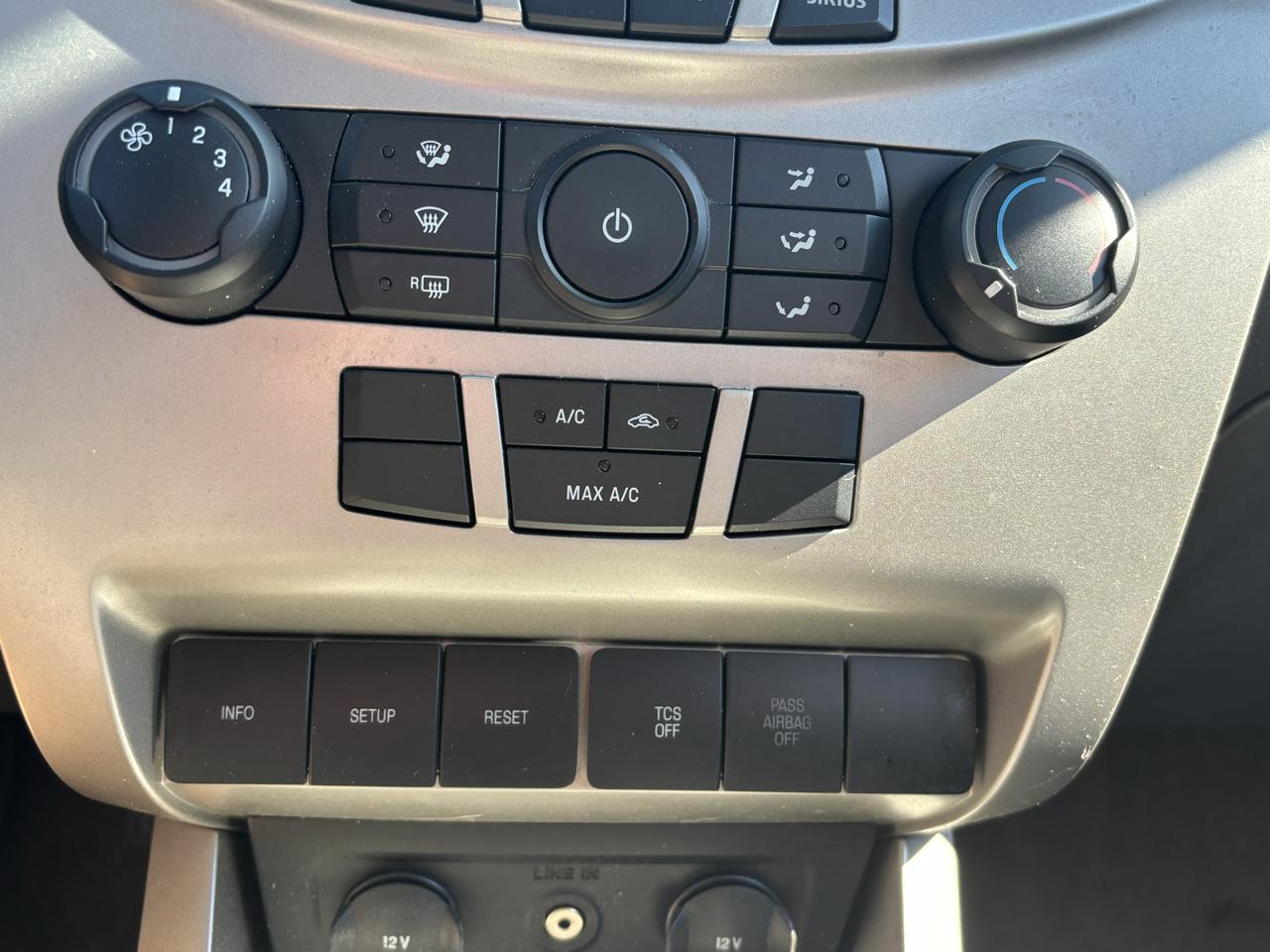 Ford Focus 4dr Sdn SE 2008