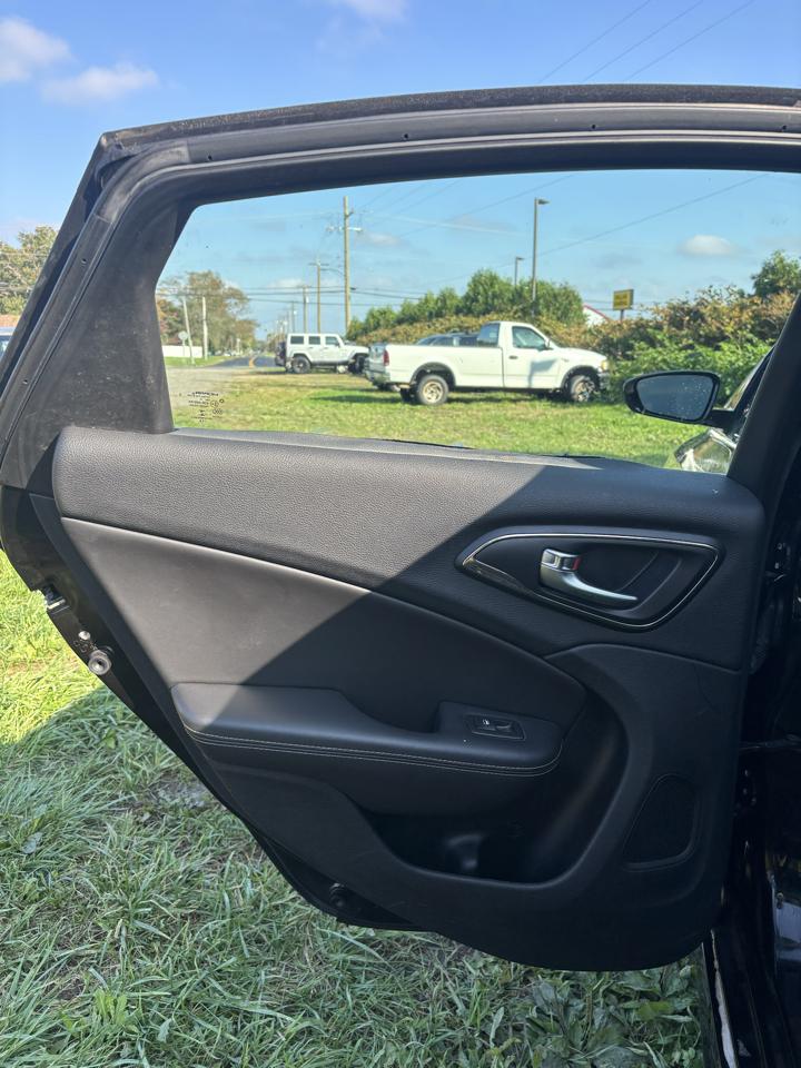 Chrysler 200 4dr Sdn C AWD 2015