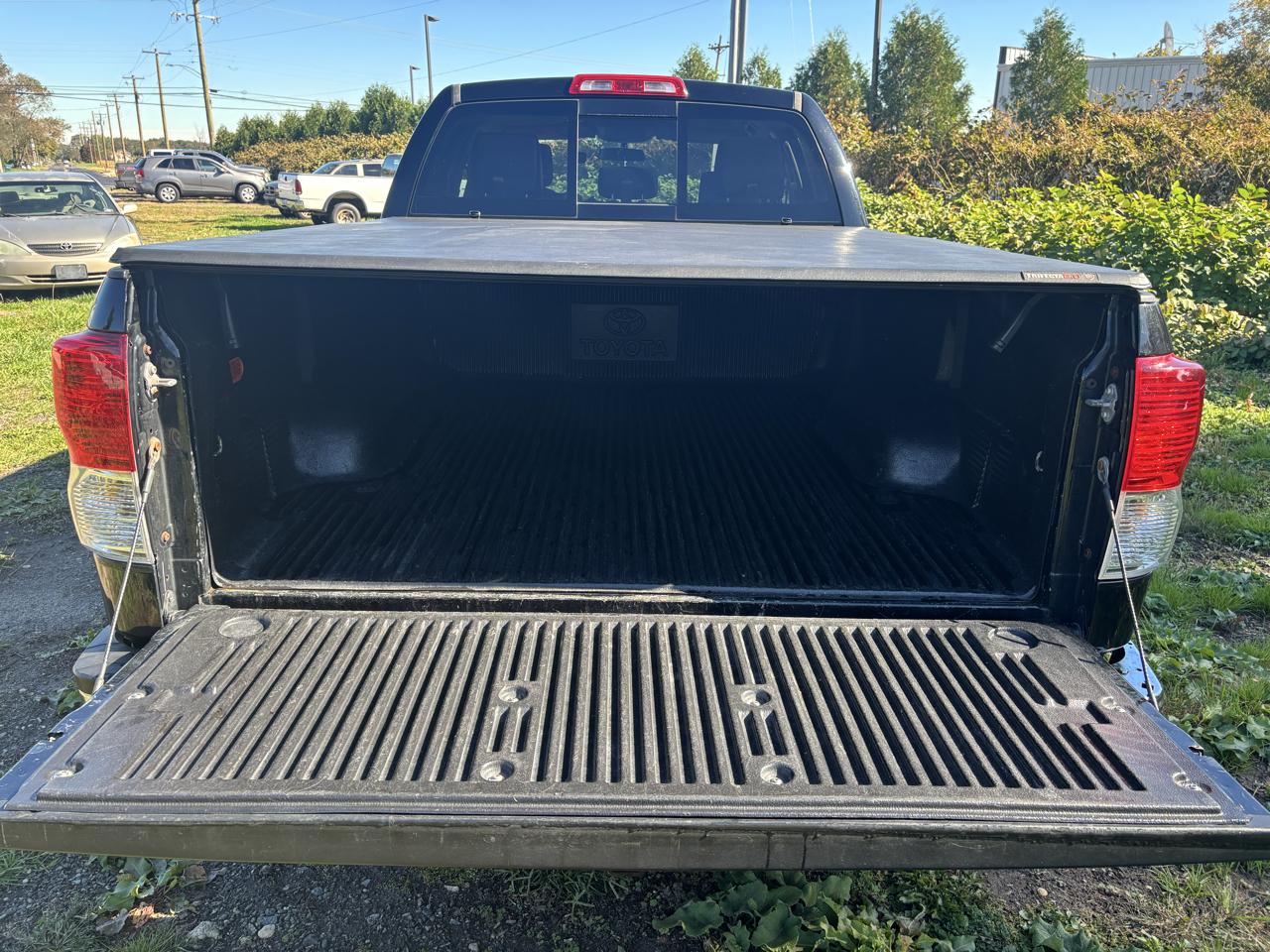 Toyota Tundra 4WD Truck Dbl 4.6L V8 6-Spd AT (Natl) 2011