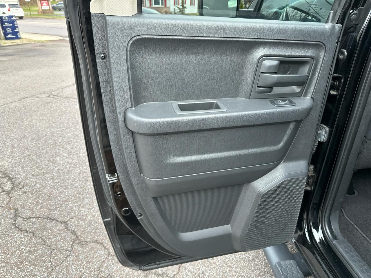 RAM 1500 ST Quad Cab 4WD 2012