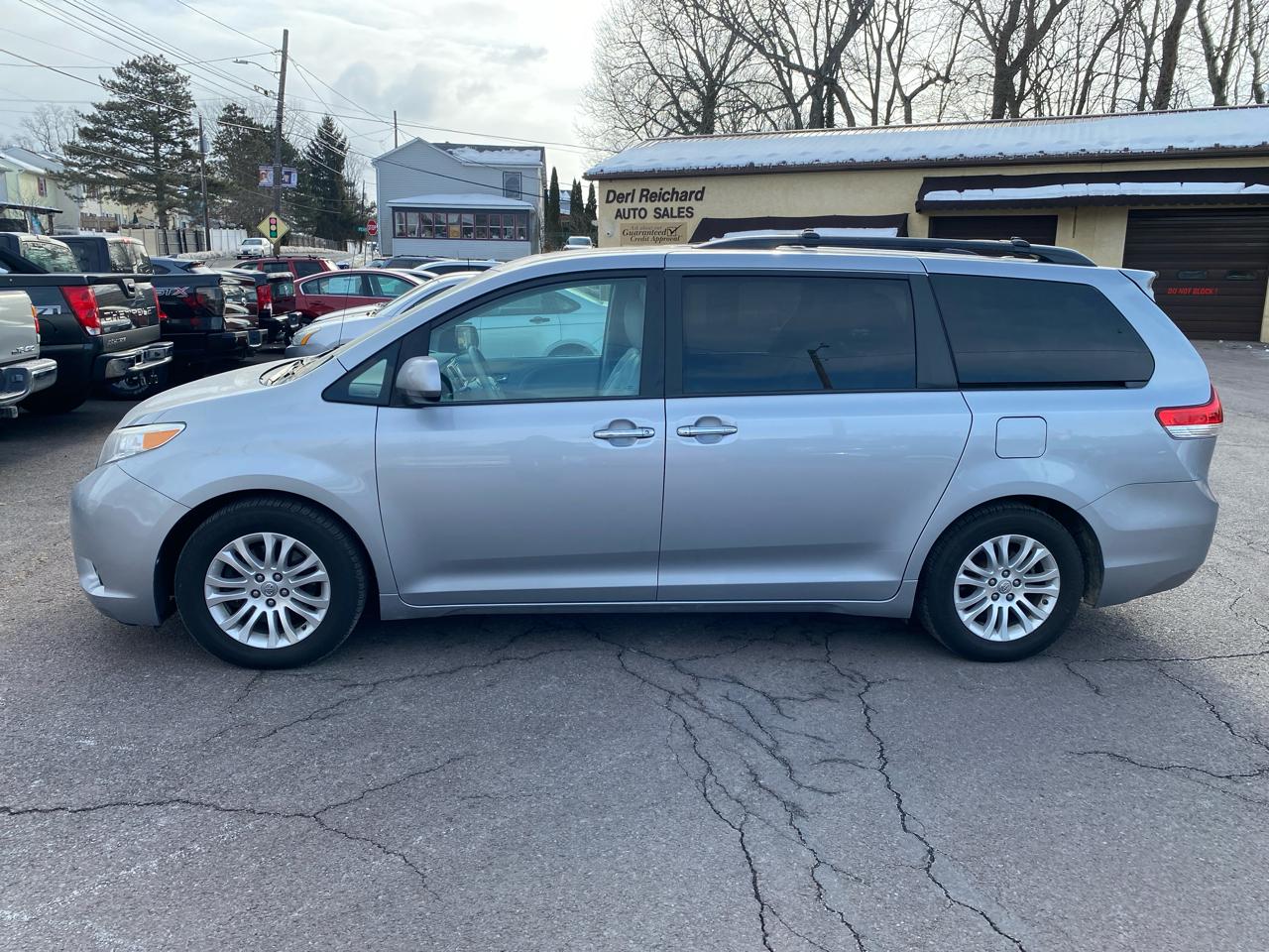 Toyota Sienna XLE FWD 8-Passenger V6 2014