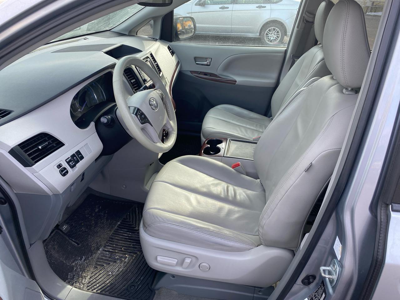 Toyota Sienna XLE FWD 8-Passenger V6 2014